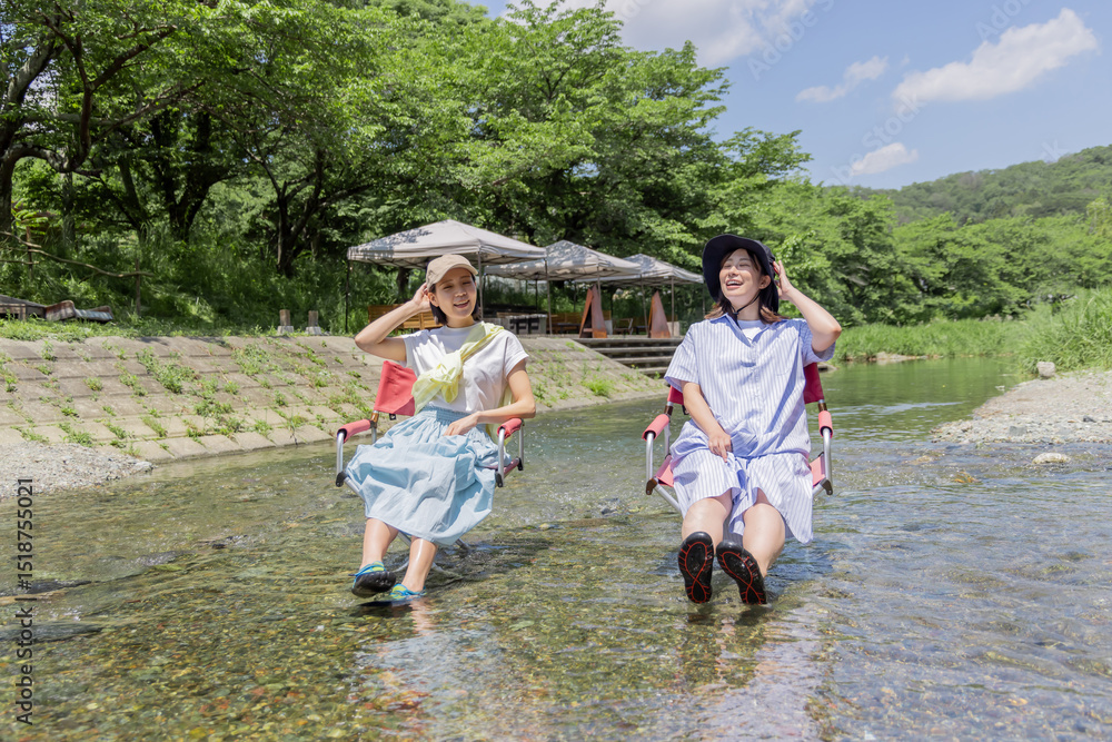 Fototapeta premium キャンプ 川に足をつける女性