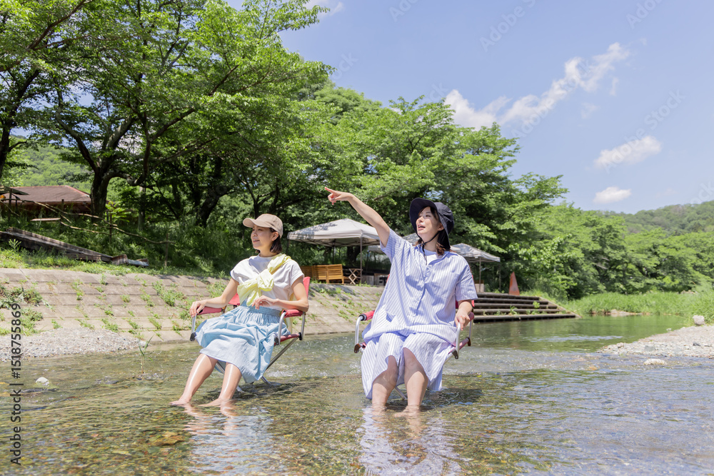 Fototapeta premium キャンプ 川に足をつける女性