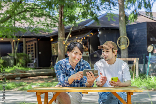 キャンプを楽しむ男性