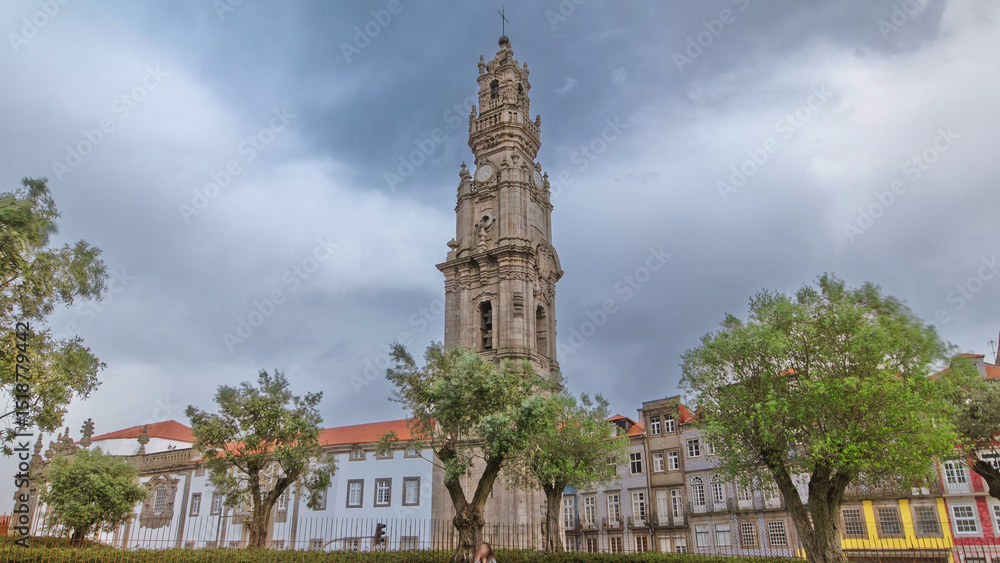 Obraz premium Bell tower of the Clerigos Church in cloudy blue sky background timelapse hyperlapse