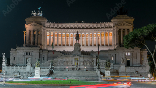Tableau sur toile National monument of Victor Emmanuel II at night and road traffic timelapse, Rom