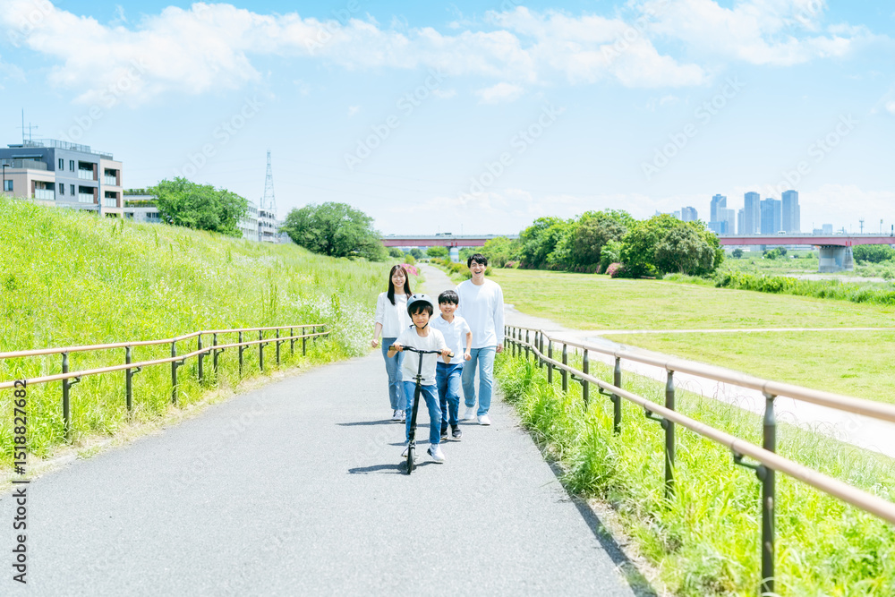 Fototapeta premium 青空の下で遊ぶ家族