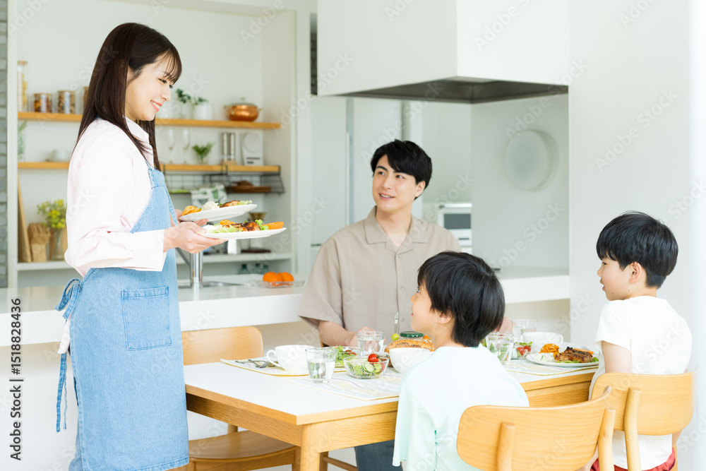 ダイニングで食事する4人家族 ダイニングで食事する4人家族