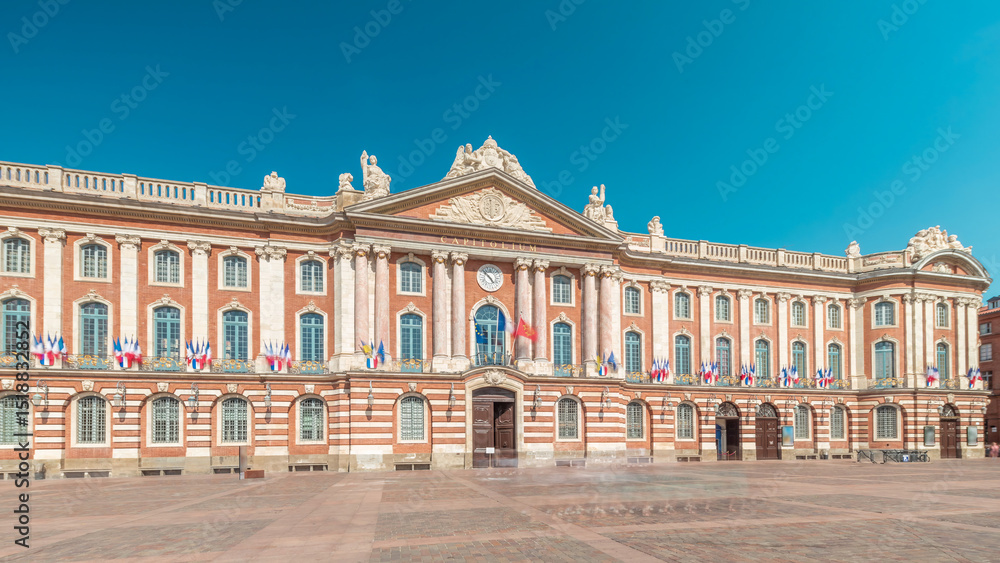 Obraz premium The Capitole de Toulouse timelapse hyperlapse showcases the historic city hall. France