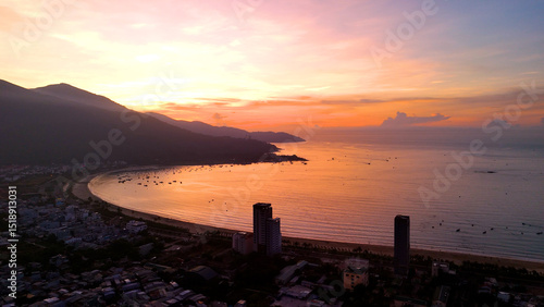 фотографія Golden sunlight bathing da nang coastline, fishing vessels anchored near shoreli
