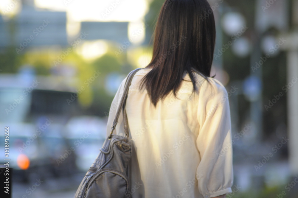 Fototapeta premium 街ですれ違う女性後ろ姿