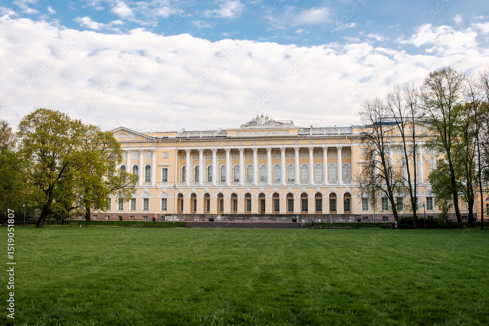 Obraz premium Grand Palace With Classic Architecture and Lush Gardens in Sunny Weather