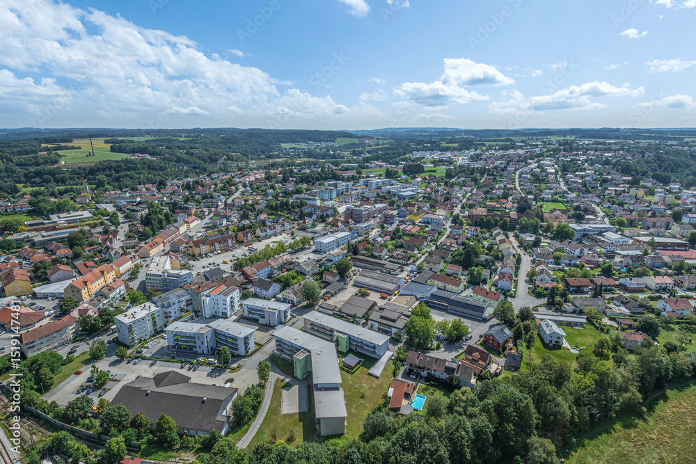 Obraz premium Blick über die Stadt Vilshofen an Donau und Ilz in Niederbayern