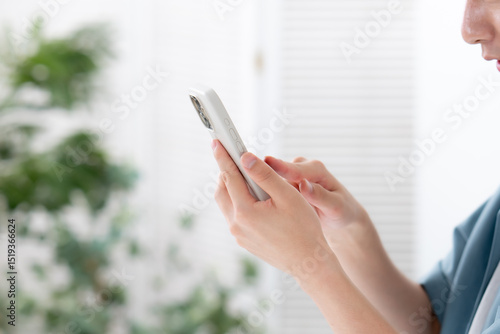 男性　ビジネス　スマートフォン　手元