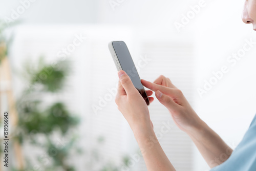 男性　ビジネス　スマートフォン　手元