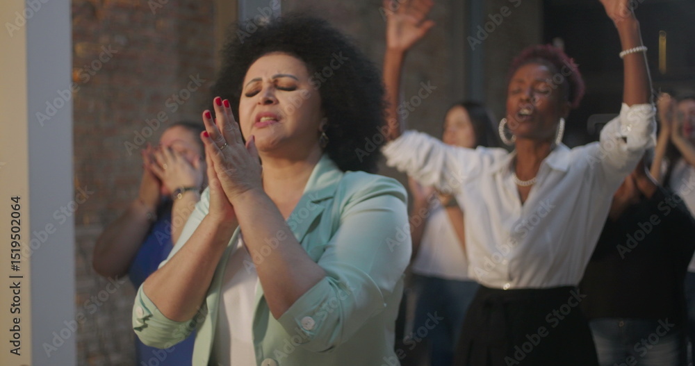 Obraz premium Group of diverse individuals clapping together during an inspiring indoor event, joyful expressions and shared community spirit, celebrating success or achievement