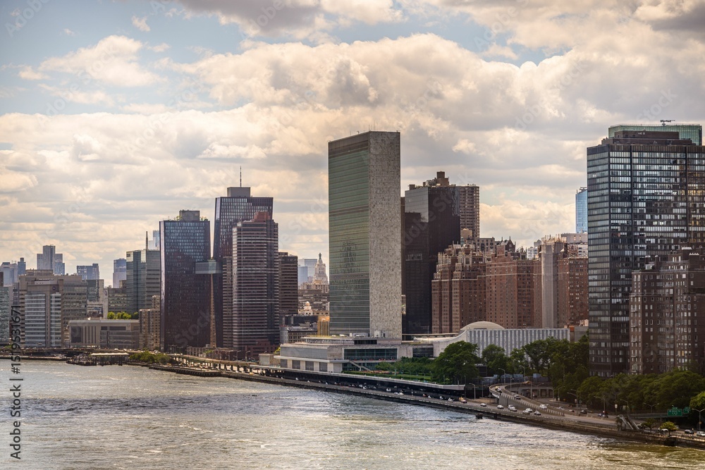 Obraz premium New York City skyline with United Nations Headquarters.