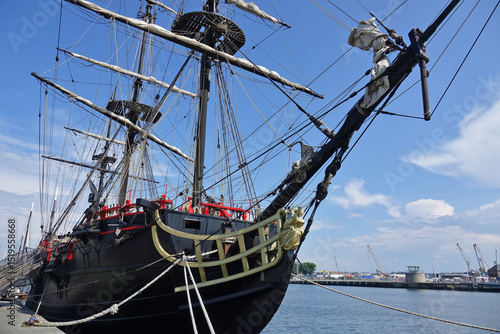 GR 34 le sentier des douaniers en Bretagne en France : Saint-Malo Intra-Muros, la maison de Robert SURCOUF, piscine d'eau de mer de la plage Bon-secours