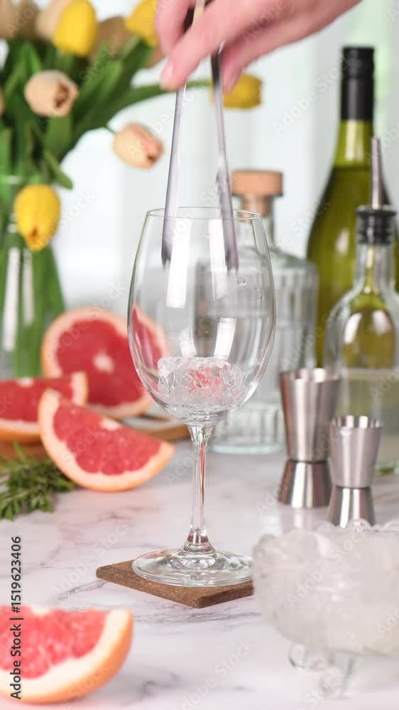 Grapefruit Prosecco Gin Spritz – Make a refreshing cocktail combining tart grapefruit, gin and sparkling prosecco. Garnish with a sprig of rosemary. Vertical video, real time Grapefruit Prosecco Gin Spritz – Make a refreshing cocktail combining tart grapefruit, gin and sparkling prosecco. Garnish with a sprig of rosemary. Vertical video, real time