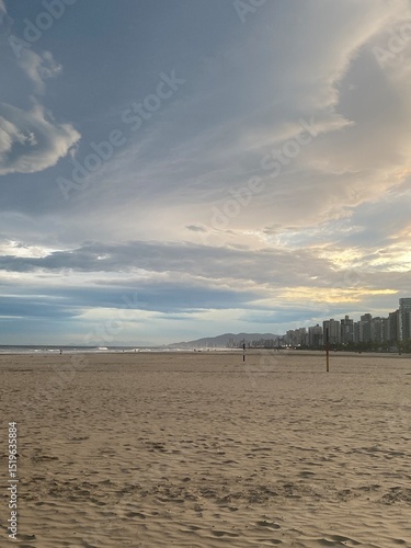 PRAIA GRANDE - NUVENS E PRAIA VAZIA