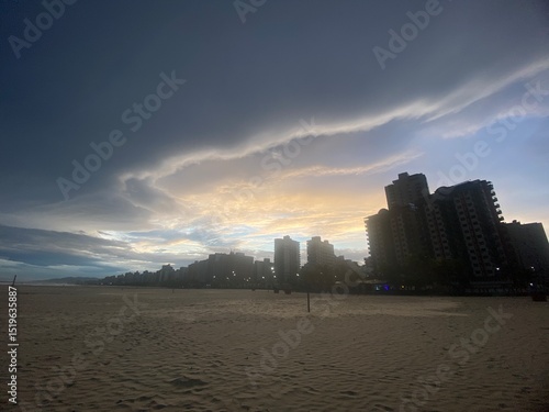  PRAIA GRANDE - NUVENS E SILHUETA PREDIOS