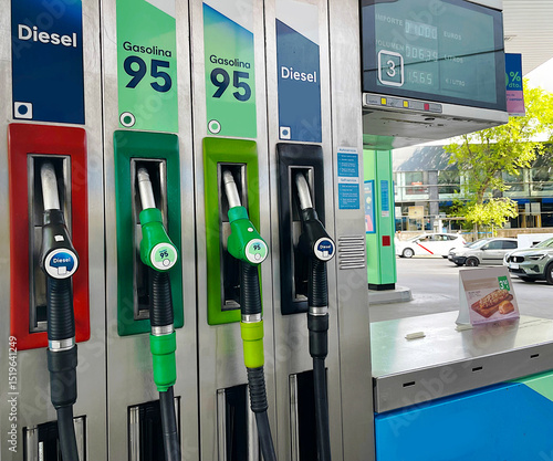 Fotografia Repostar en gasolinera self service con mangueras de surtidor para llenar el dep