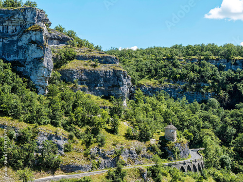 Fotografie View from the City of Rocamadour on winding route 32, Pigeonnier de Laguille alo