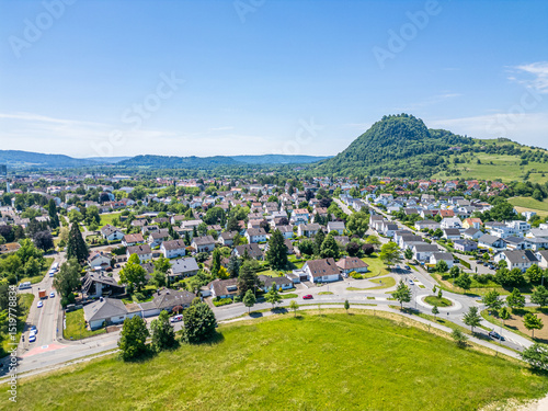 Luftaufnahme von Singen am Hohentwiel mit Blick auf die Nordstadt und die Burgruine Hohentwiel