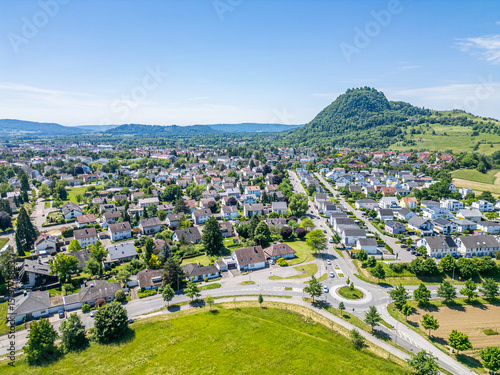 Luftaufnahme von Singen am Hohentwiel mit Blick auf die Nordstadt und die Burgruine Hohentwiel