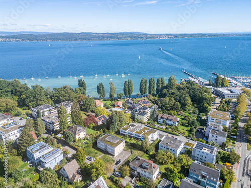Luftaufnahme von Konstanz-Staad mit Blick auf die Autofähre und den Hafen mit Meersburg im Hintergrund auf der anderen Seeseite