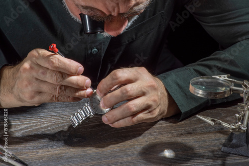 Φωτογραφία Watchmaker repairing watches looking through magnifying glass monocular