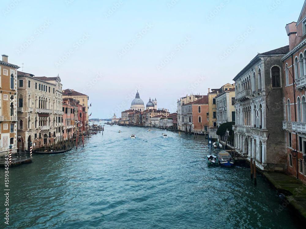 Fototapeta premium Atardecer en el Gran Canal de Venecia. Italia. Palacios. Basilica de Santa Maria