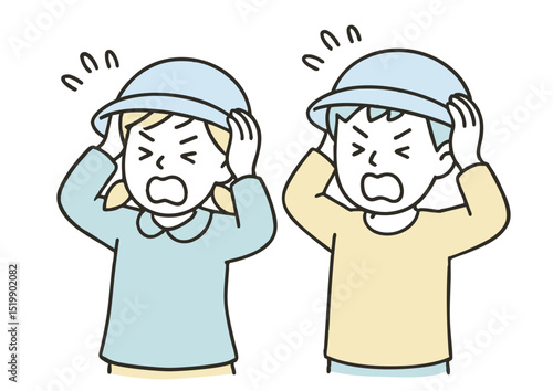 困り顔で頭を抱える通学帽子をかぶった小学生の男女