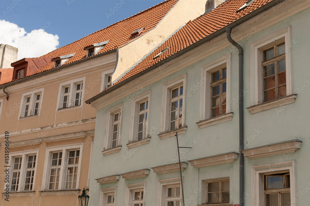 Naklejka premium The photo captures stunning historic buildings featuring colorful facades, with visible windows and charming red roofs all set against a clear blue sky that enhances the scenes beauty