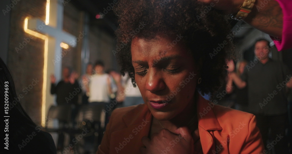 Obraz premium Close-up of congregation members receiving a blessing during a church event, with hands placed on heads in a moment of spiritual connection