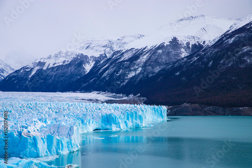 Perito Moreno Glacier in Calafate Patagonia - Glaciar Perito Moreno en Calafate Patagonia