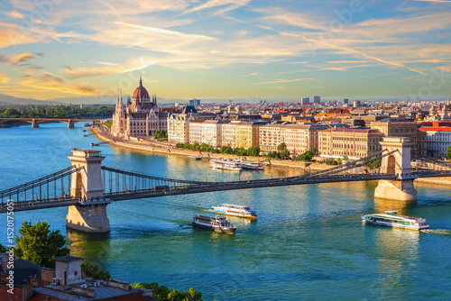Fototapeta Famous Szechenyi Chain Bridge, symbol of Budapest, Hungary, summer sunset view
