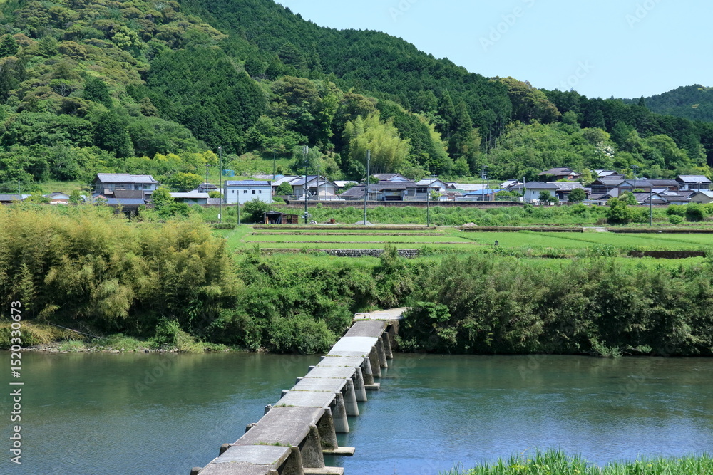 Obraz premium 若井沈下橋 初夏の景観 （高知県 四万十町）