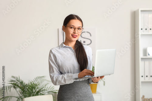 Young Asian businesswoman w...