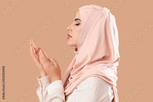 Beautiful Muslim woman in h...