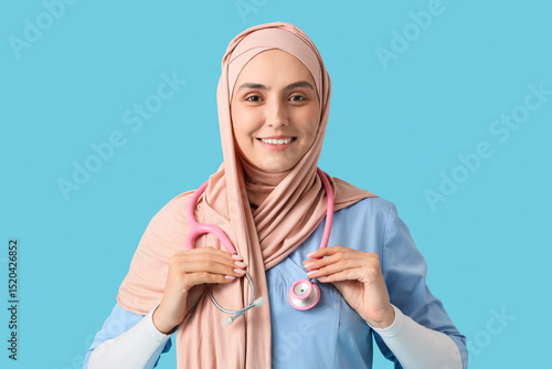 Female Muslim doctor in hij...