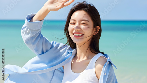 밝은 여름 햇살 아래 해변에서 미소 짓고 있는 젊은 여성 모델, 흰색 민소매와 파란 셔츠를 입고 자연스럽고 상쾌한 분위기