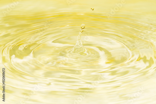 水面に落ちる水滴.