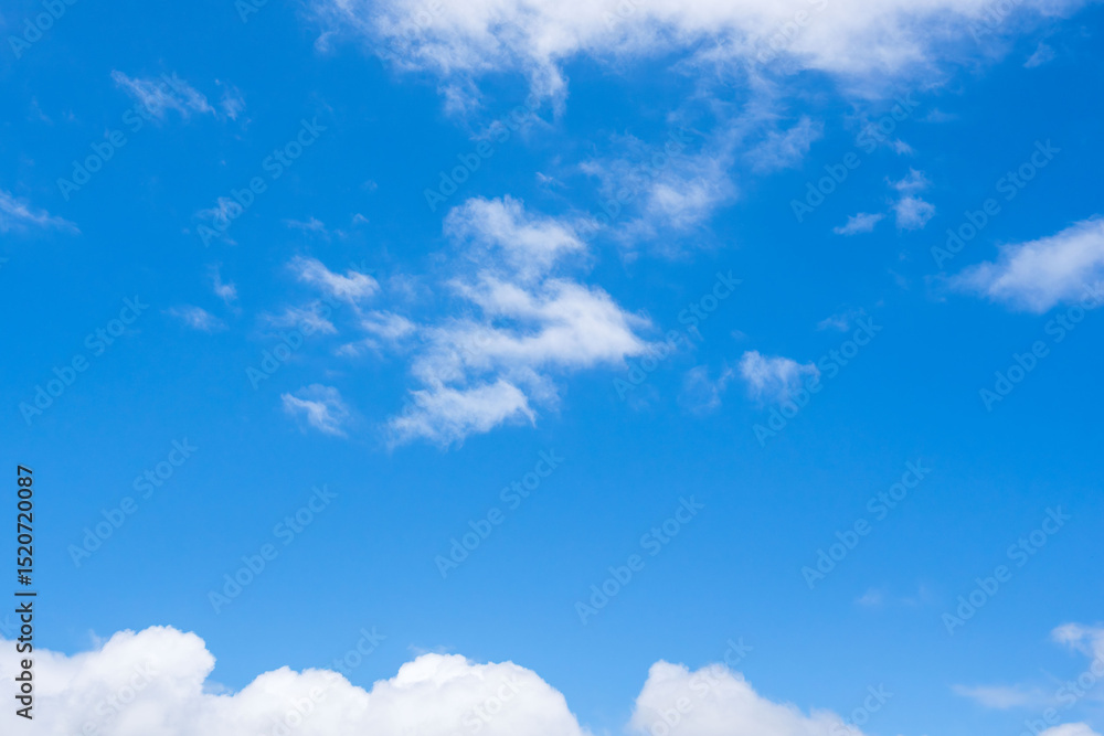 Fototapeta premium 雨上がりの澄んだ青空と白い雲07