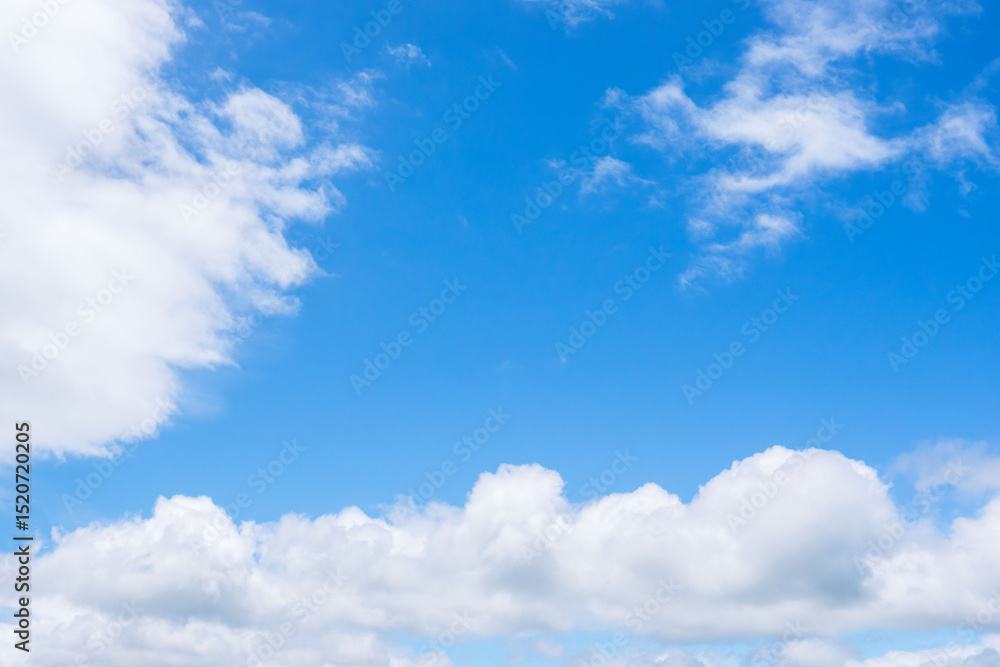 Fototapeta premium 雨上がりの澄んだ青空と白い雲09