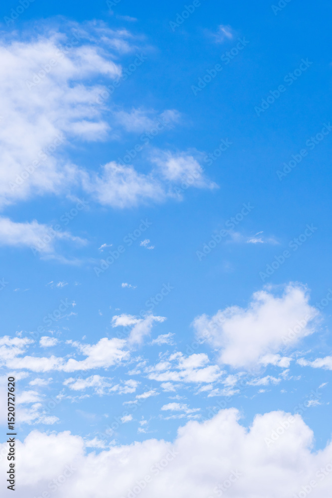 Fototapeta premium 雨上がりの澄んだ青空と白い雲35