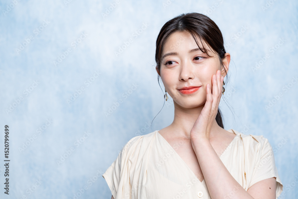 Fototapeta premium 肌に手を添える女性