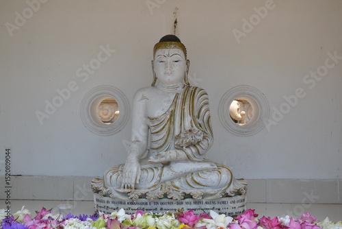 Bouddha  assis sur le site d’Anuradhapura au Sri Lanka