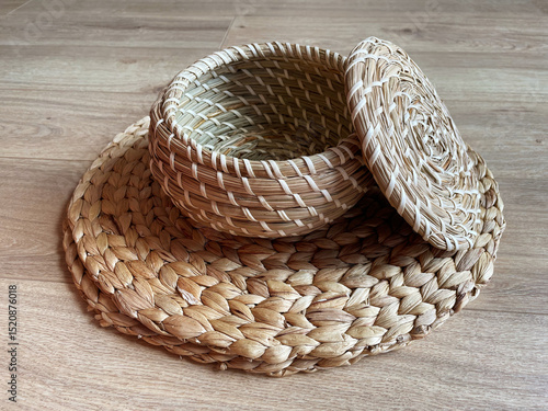 Round rattan backet featyring a lift-off lid