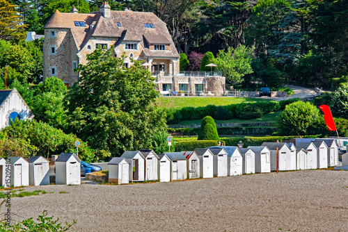 Cabines de plage de sable à l'entrée de la rivière Aven à Port Manech, Finistère