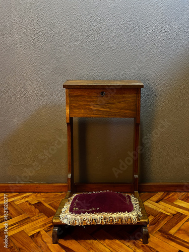 Foto A front view of a traditional wooden kneeling desk (prie-dieu) with a small shel