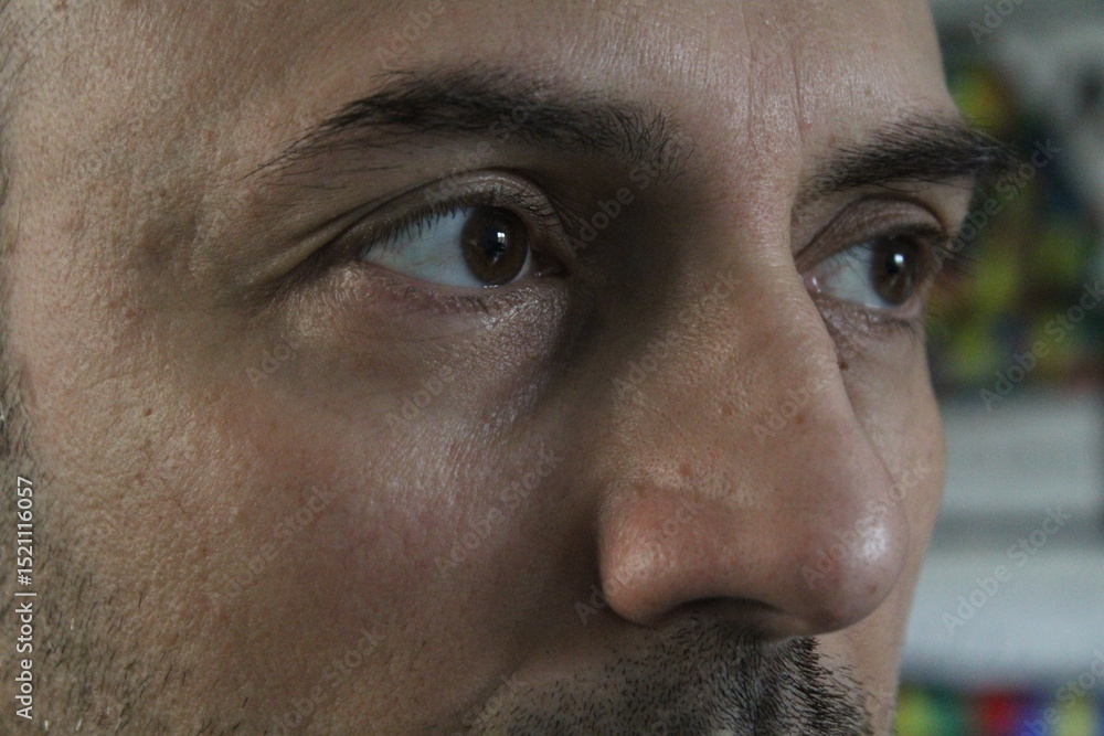 Fototapeta premium Sguardo intenso di un bel ragazzo - occhi castani