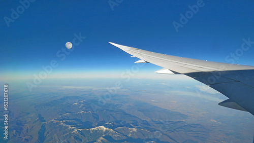 Photos vista, ala, avión, y, luna, desde, ventana, pasajeros, volando, sobre, montañas,