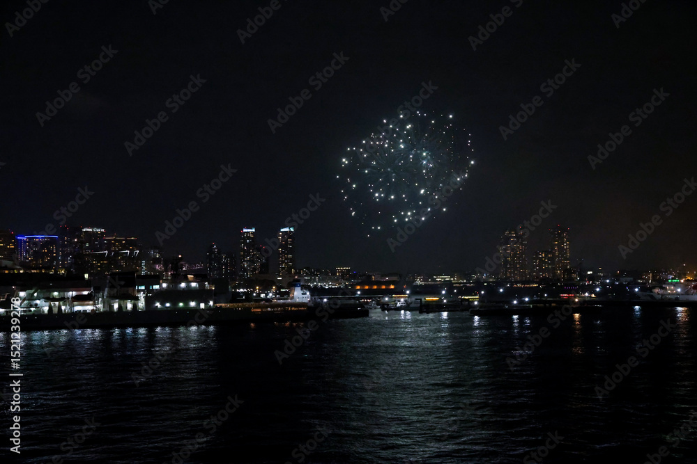 Fototapeta premium A vibrant firework display lights up the sky above the beautiful Yokohama skyline