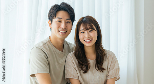 笑顔で寄り添う若い男女のカップル。友達、パートナー、恋人、結婚、新婚イメージ。
